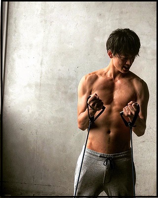 画像 竹内涼真が肉体改造 残念だった筋肉がムキムキに 腹筋もかっこいい 芸能人キャリアまとめインターナショナル