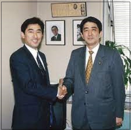 画像 岸田文雄の若い頃がイケメン 若く見えるけど髪の毛は増毛 左目の目つきが変 芸能人キャリアまとめインターナショナル